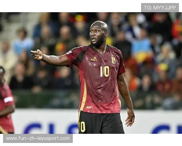 卢卡库用肩部顶开防守后完成爆抽，比利时场面彻底占优